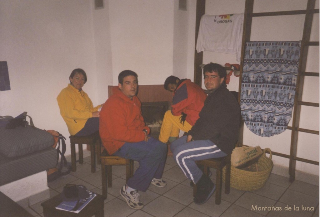Paco y Joaquín junto con una turista fracesa y su guía en el Refugio del Toubkal, 3.207 mts.